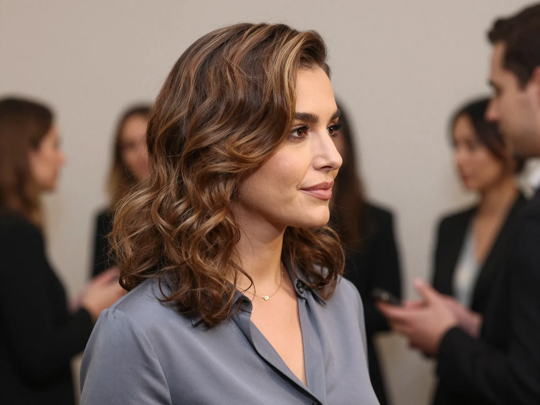 Woman with soft wave blowout at professional networking event