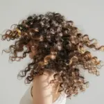8 Faceless Long Curly Hair Aesthetic Poses for Your Feed