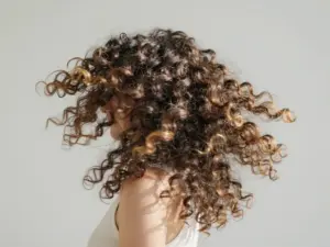 Read more about the article 8 Faceless Long Curly Hair Aesthetic Poses for Your Feed