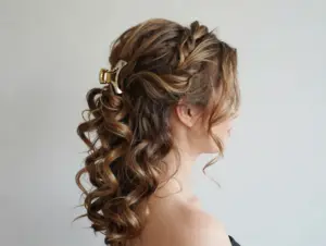 Read more about the article 8 Soft Curls Hairstyles for Medium Hair: Elegant & Effortless Looks