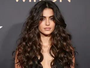 Read more about the article 9 Formal Curly Hairstyles That Are Red Carpet-Ready