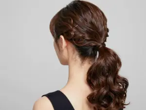 Read more about the article 8 Curly Ponytail Hairstyles to Show Off Your Natural Texture