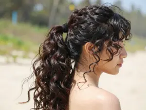 Read more about the article 9 Messy Low Ponytail Hairstyles for an “I Woke Up Like This” Vibe