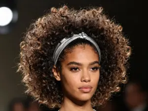 Read more about the article 8 Breathtaking Curly Prom Hairstyles for Every Hair Texture
