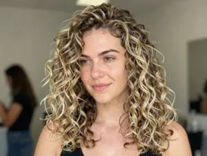 Read more about the article 8 Low Maintenance Blonde Hair Ideas with Dark Roots for Effortless Style