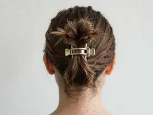 Read more about the article 8 Effortless Claw Clip Hairstyles for Short Hair That Actually Hold
