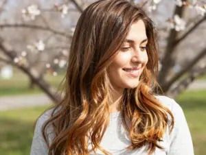 Read more about the article 9 Ways Honey Blonde Highlights on Brown Hair Can Warm Up Your Look