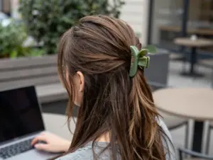 Read more about the article 9 Stunning Claw Clip Hairstyles for Long Hair (Beyond the Basic Bun)